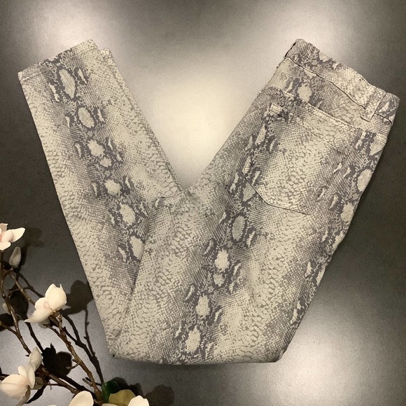 Elliott & Vine Gray Snake Reptile Animal Print Skinny Ankle Crop Jeans NWT - Picture 1 of 13